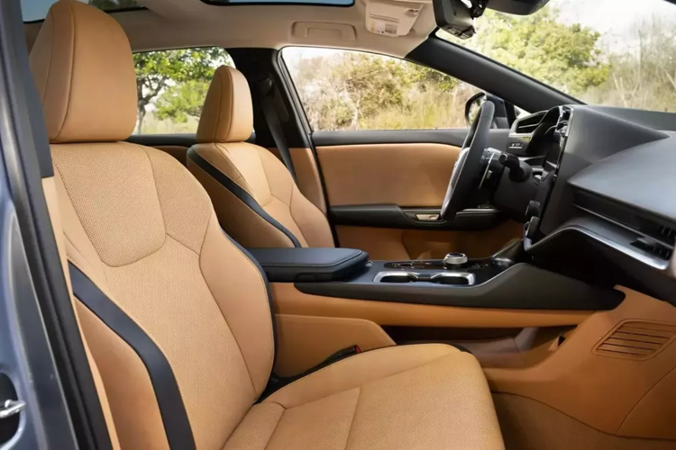 Nguồn điện được cung cấp bởi một bộ pin 72,8 kWh, cung cấp năng lượng cho động cơ gắn phía trước sản sinh công suất 201 mã lực và mô-men xoắn 196 lb-ft (265 Nm).