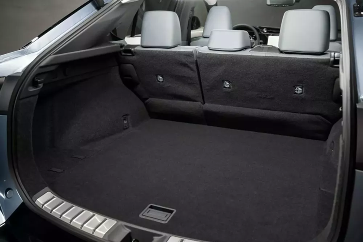 Có vẻ như không có thay đổi đáng kể nào khác cho năm 2025, nhưng RZ 450 cũng nhận được một biến thể cấp thấp mới. Nó có giá khởi điểm là 48.675 đô la và có cùng trang bị được đề cập ở trên.