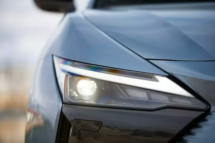 Điều này có nghĩa là bạn có thể tiết kiệm được 490 đô la khi mua Lexus mới hơn. Mức giá đáng ngạc nhiên này là do phiên bản cơ bản mới có tên gọi là 300e. Xe có thiết kế quen thuộc cũng như đèn pha LED, cần gạt nước cảm biến mưa và bánh xe 18 inch với lớp hoàn thiện hai tông màu.