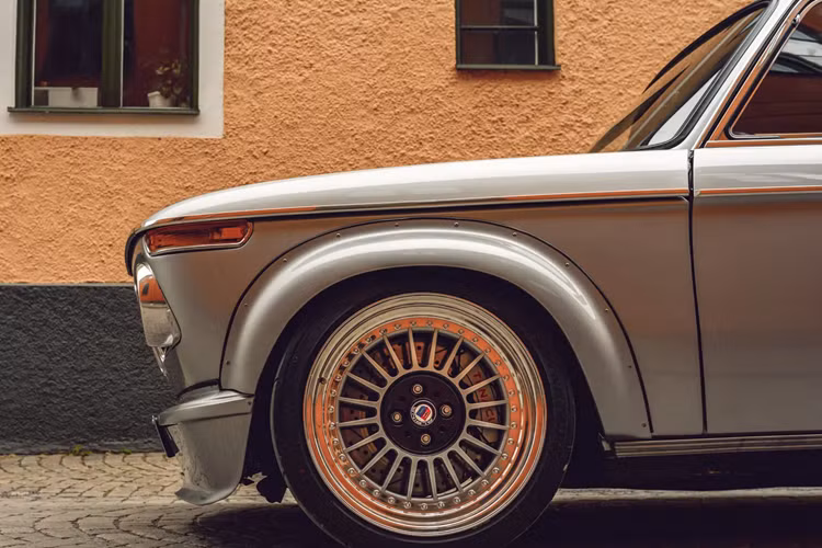 Tuy nhiên khi mua, chiếc BMW 2002 đời 1970 cổ điển này đã gặp phải một số hư hỏng do tai nạn, nhiều khu vực bị rỉ sét cũng như bề mặt sơn bị hư hại nặng.