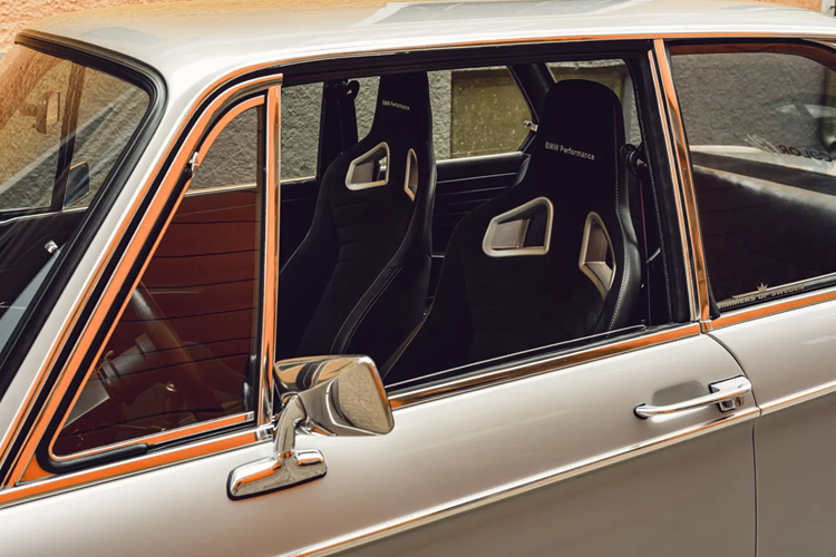 Magnus đã vá lại phần rỉ sét nặng nhất và giúp động cơ hoạt động ổn định trở lại, sau đó phun chống rỉ sét lại toàn bộ nhằm bảo vệ phần thân xe nguyên bản còn lại vẫn chưa bị rỉ sét. Vài năm sau, lớp sơn lại trông cũ kỹ nên anh đã sơn lại và nâng cấp cho xe một bộ mâm xe mới.