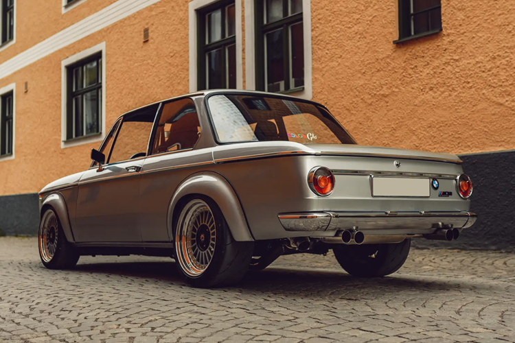 Bảng điều khiển có sự kết hợp giữa đồng hồ đo nguyên bản và bản sao, đồng thời vô lăng tiêu chuẩn được thay thế bằng vô lăng Momo Prototipo lấy cảm hứng xe cổ từ những năm 70.