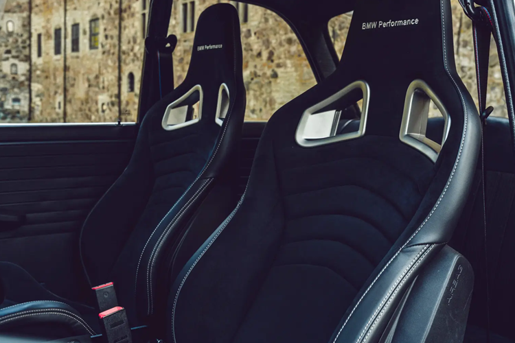 Tay quay nguyên bản cân bằng với vòng bi được tráng. Đầu van nguyên bản được cải tạo kết hợp cùng trục cam nguyên bản.