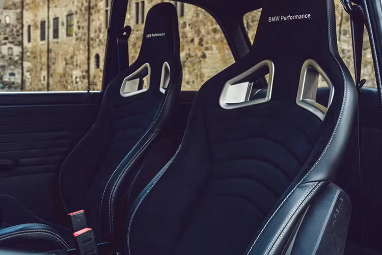 Tay quay nguyên bản cân bằng với vòng bi được tráng. Đầu van nguyên bản được cải tạo kết hợp cùng trục cam nguyên bản.