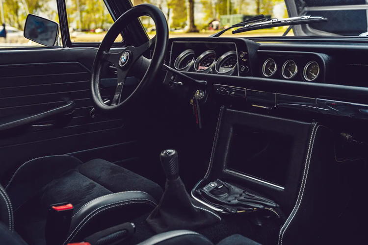 Thay cho khối động cơ nguyên bản, xe đã được trang bị khối động cơ BMW S54B32 từ một chiếc M3 E46 được gắn trên giá đỡ động cơ Andersson Steel &amp; Speed đã được tinh chỉnh. Xe được trang bị piston Wiseco 87,25mm và được rèn bằng lực nén tiêu chuẩn.