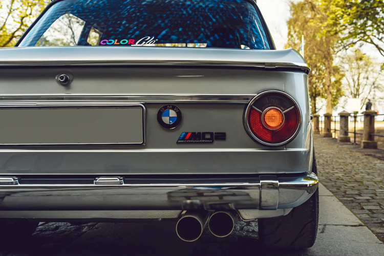 Về nội thất, xe được trang trí đơn sắc với ghế thể thao BMW Performance Recaro màu đen, táp pi cửa mới, trần xe bọc tối màu và bảng điều khiển trung tâm bọc da tùy chỉnh với màn hình cảm ứng để điều khiển Maxx ECU.