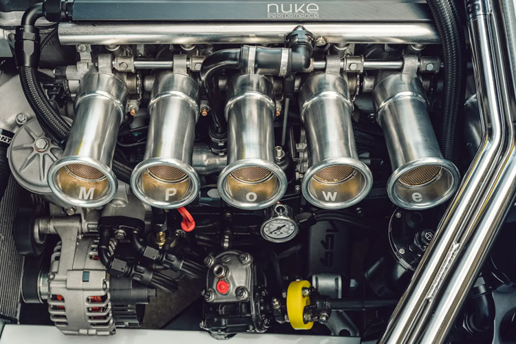 Xe còn được trang bị hệ thống xả không gỉ Ferita, hệ thống quản lý động cơ Maxx ECU Race, kim phun nhiên liệu Nuke Performance 790 cc, tản nhiệt Do88, quạt điện Spal và hệ thống điện tùy chỉnh của Dennis Andersson.