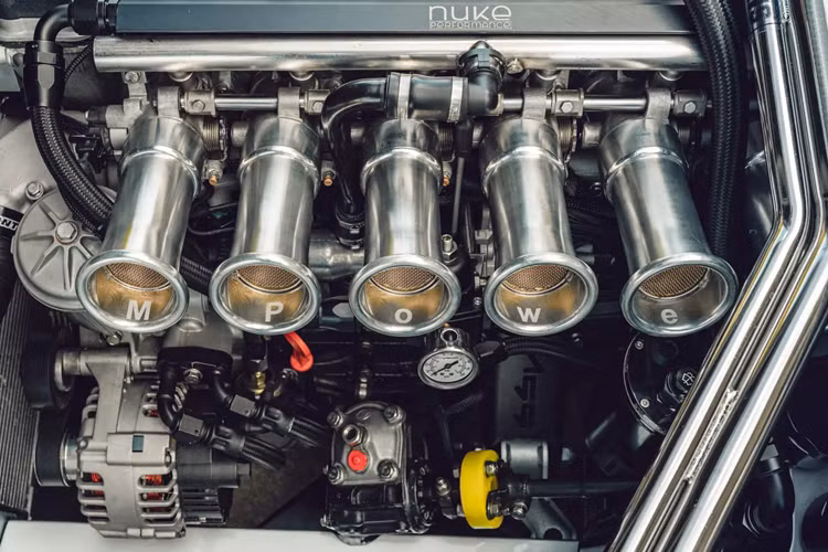 Xe còn được trang bị hệ thống xả không gỉ Ferita, hệ thống quản lý động cơ Maxx ECU Race, kim phun nhiên liệu Nuke Performance 790 cc, tản nhiệt Do88, quạt điện Spal và hệ thống điện tùy chỉnh của Dennis Andersson.