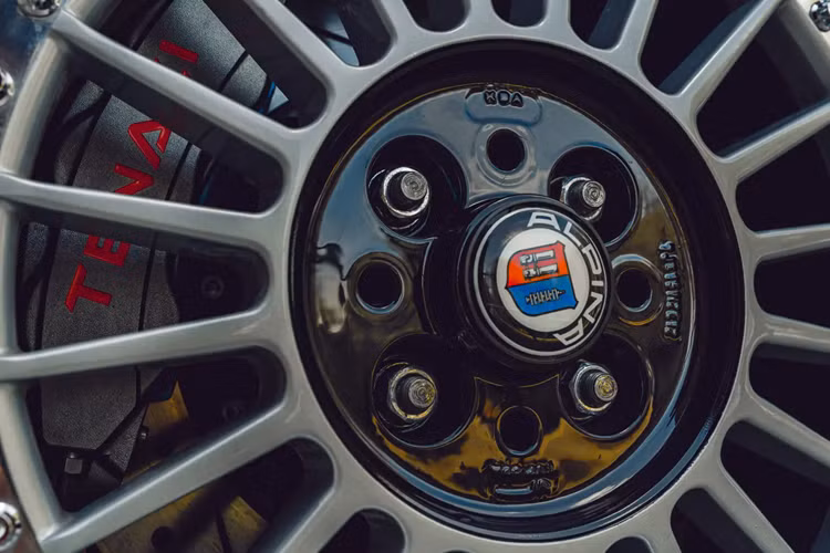 Năm 2019, chuyến đi đến triển lãm Bimmers of Thụy Điển đã thay đổi mọi thứ. Chiếc xe được đón nhận nồng nhiệt đến nỗi Magnus lái xe về nhà với một giải thưởng và ở thời điểm này anh bắt đầu nhen nhóm đam mê mong muốn nâng cấp phục hồi mẫu xe này.