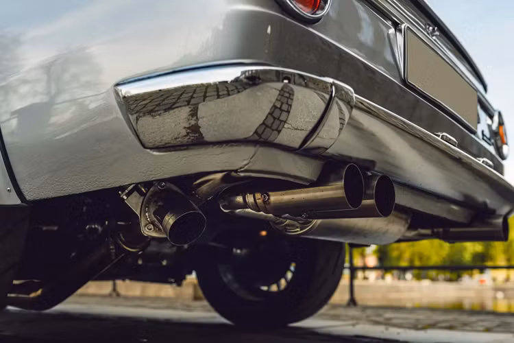 Hệ thống phanh của xe cũng được nâng cấp với bộ đĩa Tenaci 320 mm phía trước và 280 mm phía sau với bộ cùm phanh 6 piston xung quanh. Xe còn được trang bị bộ mâm 2 mảnh từ thương hiệu Alpina, được CR Custom Wheels tùy chỉnh chế tạo ở phía trước 8,5×17 inch, phía sau 9,5×17.