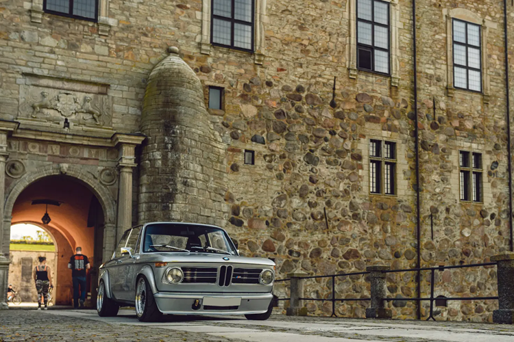 Hệ thống treo của xe được nâng cấp bộ Öhlins R&amp;T dành cho xe BMW 1M với lò xo Öhlins được đặt hàng đặc biệt. Một số chi tiết khác như thanh chống phía trước được sửa đổi và giảm xóc phía sau được chế tạo riêng với bộ giảm chấn R&amp;T.