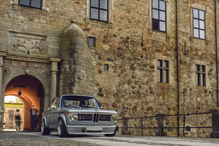 Hệ thống treo của xe được nâng cấp bộ Öhlins R&amp;T dành cho xe BMW 1M với lò xo Öhlins được đặt hàng đặc biệt. Một số chi tiết khác như thanh chống phía trước được sửa đổi và giảm xóc phía sau được chế tạo riêng với bộ giảm chấn R&amp;T.