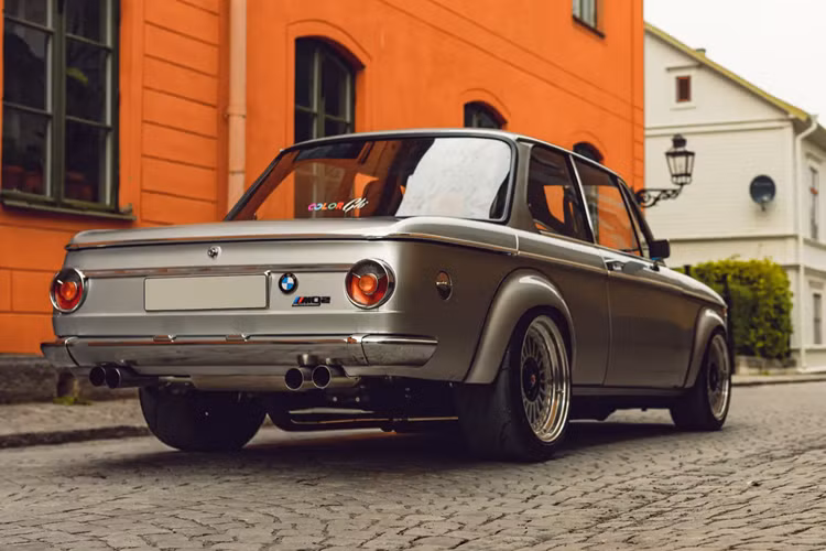 Tôi thực hiện dự án độ xe BMW 2002 đời 1970 này cùng sự hỗ trợ và động viên của bạn bè và gia đình, những người đã đóng góp kiến thức chuyên môn và người ủng hộ nhiệt tình nhất cho công trình này là cha của Magnus, người được khắc tên trên gương chiếu hậu.”