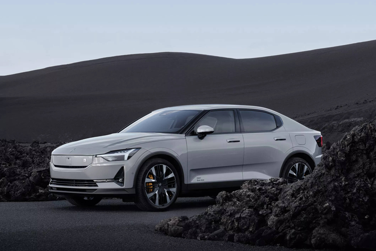 Mẫu Polestar 2 thể thao chạy điện vừa được trải qua đợt nâng cấp facelift vào năm 2023 vừa qua (đời xe 2024) nên khi chuyển sang đời xe 2025 lần này, không có quá nhiều thay đổi xảy ra. Tuy nhiên nhãn hiệu xe điện thể thao tách ra từ Volvo vẫn có cách khiến cho sản phẩm của mình thêm phần hấp dẫn.