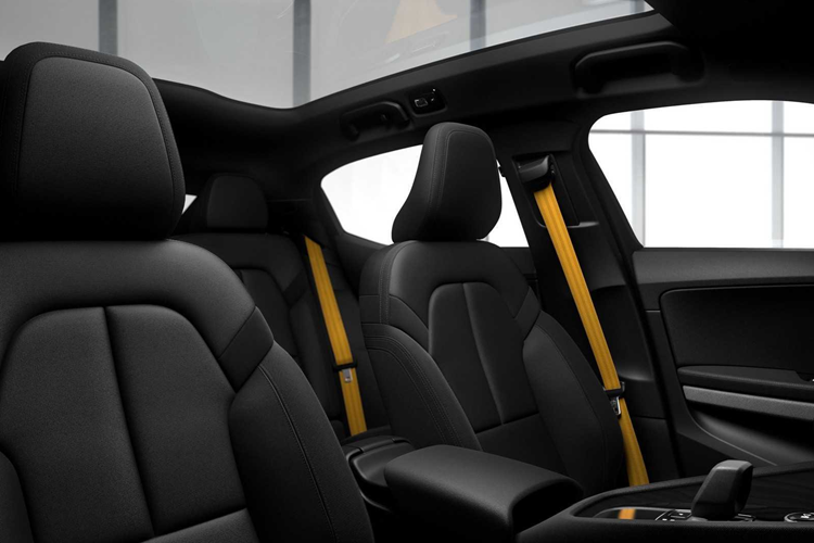 Sức mạnh của Polestar 2 2025 vẫn sẽ tùy thuộc vào vị trí đặt mô-tơ điện, tương tự như các đời trước. Bản dẫn động cầu trước có công suất 231 mã lực và mô men xoắn 329 Nm, dẫn động cầu sau là công suất 299 mã lực, mô men xoắn tối đa 489 Nm, còn dẫn động 4 bánh có tổng công suất 421 mã lực, mô men xoắn cực đại 740 Nm.