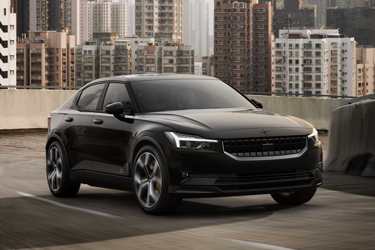 Trong số các tùy chọn dành cho Polestar 2 2025 nổi bật có gói Pro Pack, bổ sung thêm những dải màu vàng Swedish Gold cho xe ở những nơi như khóa mâm hay trên dây đai an toàn.