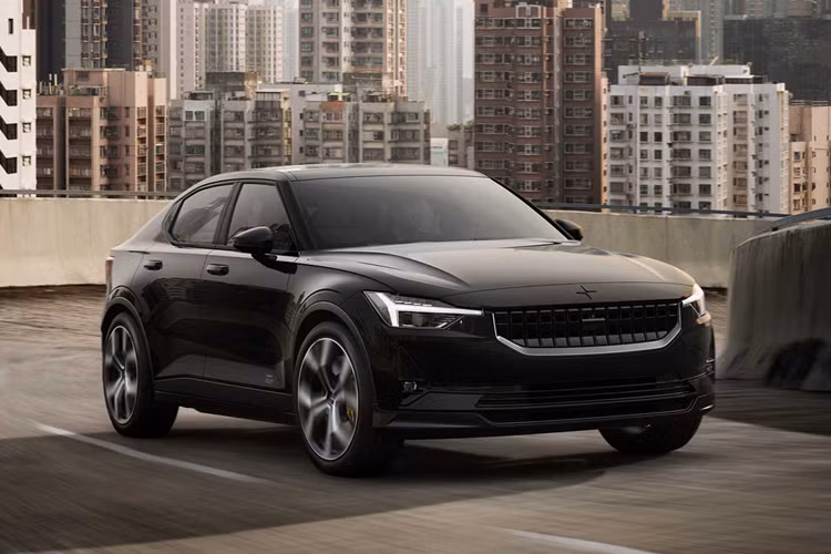 Trong số các tùy chọn dành cho Polestar 2 2025 nổi bật có gói Pro Pack, bổ sung thêm những dải màu vàng Swedish Gold cho xe ở những nơi như khóa mâm hay trên dây đai an toàn.