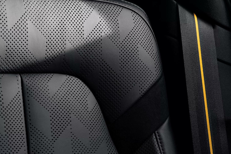 Ngoại hình xe vẫn giữ nguyên kiểu dáng tổng thể, chỉ khác ở kiểu mâm (kích thước 19 và 20 inch) cùng với một số lựa chọn màu sơn mới. Màu mặc định của Polestar 2 2025 sẽ không còn là Magnesium nữa, được thay bằng màu Vapour với tông ánh kim tươi sáng.