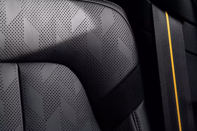 Ngoại hình xe vẫn giữ nguyên kiểu dáng tổng thể, chỉ khác ở kiểu mâm (kích thước 19 và 20 inch) cùng với một số lựa chọn màu sơn mới. Màu mặc định của Polestar 2 2025 sẽ không còn là Magnesium nữa, được thay bằng màu Vapour với tông ánh kim tươi sáng.