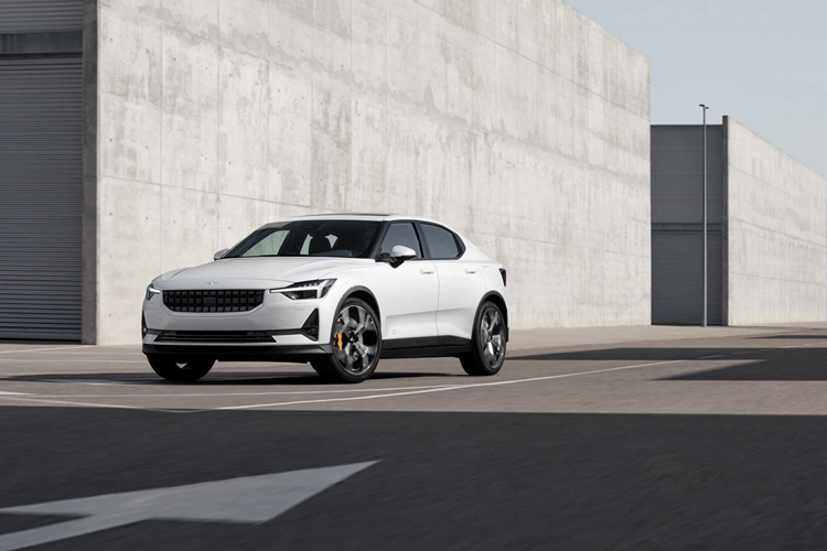 Cụ thể, cấu hình Standard Range Single Motor (tầm di chuyển tiêu chuẩn, mô-tơ điện đơn) của Polestar 2 2025 mới giờ đây sẽ được trang bị khối pin 70 kWh mới từ CATL, qua đó nâng tầm di chuyển từ 546 km lên 554 km.