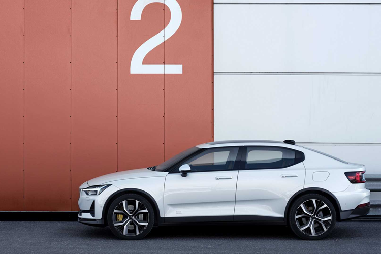 Cũng đáng chú ý là gói trang bị Climate bổ sung hệ thống sưởi trung tâm, sưởi ghế, sưởi vô-lăng và sưởi tại khe phun nước rửa kính. Ngoài ra còn có tùy chọn da bọc ghế Charcoal Nappa cao cấp được lấy từ da bò thật do Bridge of Weir của Scotland cung cấp.