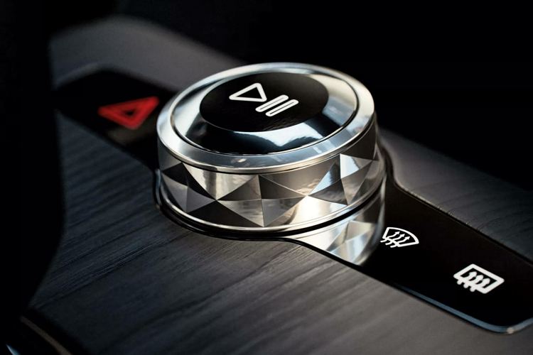 Ngoài ra, màu Storm từng xuất hiện trên mẫu Polestar 4 nay thay thế cho màu Thunder trong bảng màu của Polestar 2 2025. Một thành phần khác cũng được vay mượn từ Polestar 4 là hệ thống các lựa chọn option gắn thêm, được thống nhất và mở rộng để trở nên dễ dàng hơn cho khách hàng khi cần đưa ra quyết định.