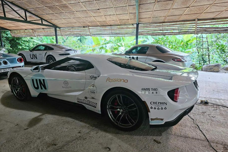 Tuy nhiên khi về chung một nhà với ông Đặng Lê Nguyên Vũ, Ford GT '67 Heritage Edition hàng hiếm đã được thay “bộ áo” mới, từ màu đỏ rực rỡ sang trắng tinh khôi. Trên lớp “áo” trắng, “siêu phẩm” nước Mỹ được tạo điểm nhấn bằng đường sọc xanh kéo dài từ đầu xe đến đuôi xe.