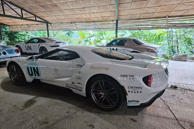 Tuy nhiên khi về chung một nhà với ông Đặng Lê Nguyên Vũ, Ford GT '67 Heritage Edition hàng hiếm đã được thay “bộ áo” mới, từ màu đỏ rực rỡ sang trắng tinh khôi. Trên lớp “áo” trắng, “siêu phẩm” nước Mỹ được tạo điểm nhấn bằng đường sọc xanh kéo dài từ đầu xe đến đuôi xe.