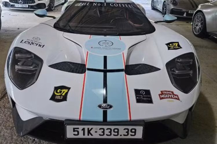 Nguyên bản, xe sở hữu màu sơn ngoại thất đỏ Race Red thuộc gói tuỳ chọn Heritage Edition. Đây cũng chính là màu sơn “huyền thoại” của các xe đua Ford GT40 Mark IV vô địch tại giải đua 24 Hours of Le Mans 1967 và chỉ có 39 chiếc được xuất xưởng với phối màu này.