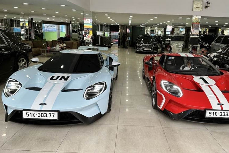 Sức mạnh của xe được truyền tới cầu sau qua hộp số ly hợp kép 7 cấp Powershift. Nhờ đó, xe có thể tăng tốc 0-100 km/h trong 3 giây và đạt vận tốc tối đa 348 km/h.