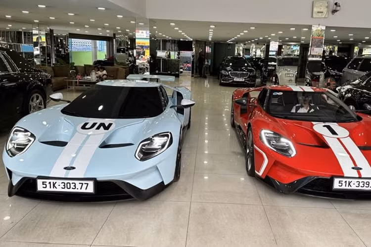 Sức mạnh của xe được truyền tới cầu sau qua hộp số ly hợp kép 7 cấp Powershift. Nhờ đó, xe có thể tăng tốc 0-100 km/h trong 3 giây và đạt vận tốc tối đa 348 km/h.