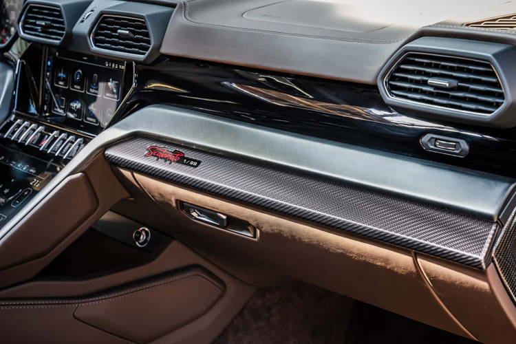 Đối với Audi RSQ8, mẫu SUV coupe có trang bị động cơ tương tự cùng mức công suất có thể sản sinh tiêu chuẩn là 591 mã lực và mô-men xoắn 800 Nm. Với bản nâng cấp ABT, công suất này được đẩy lên tới 690 mã lực và mô-men xoắn đạt mức 880 Nm.