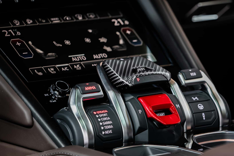 Ngoài ra, hãng độ ABT Sportsline cũng đã giới thiệu những cải tiến cho mẫu siêu SUV “cùng nhà” Lamborghini Urus. Mẫu SUV hiệu suất vượt trội của Ý hiện đang dùng chung động cơ V8 với một số mẫu xe Audi, Bentley và Porsche. Về tiêu chuẩn, chiếc siêu SUV có khả năng công suất 657 mã lực và mô-men xoắn 850 Nm, đủ để đem lại trải nghiệm ấn tượng cho người cầm lái.