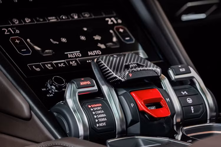 Ngoài ra, hãng độ ABT Sportsline cũng đã giới thiệu những cải tiến cho mẫu siêu SUV “cùng nhà” Lamborghini Urus. Mẫu SUV hiệu suất vượt trội của Ý hiện đang dùng chung động cơ V8 với một số mẫu xe Audi, Bentley và Porsche. Về tiêu chuẩn, chiếc siêu SUV có khả năng công suất 657 mã lực và mô-men xoắn 850 Nm, đủ để đem lại trải nghiệm ấn tượng cho người cầm lái.