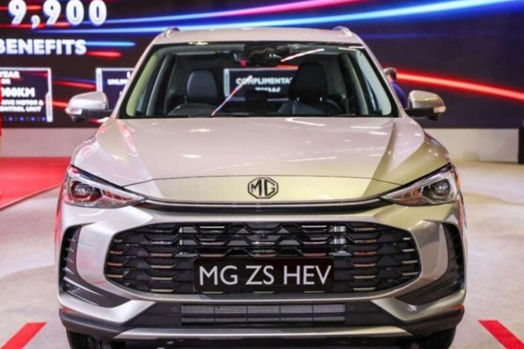 Tiếp đến là hệ thống đèn pha mới tích hợp dải đèn LED định vị ban ngày, nhìn thiết kế khá đơn giản nhưng vẫn hiện đại. Cản trước cũng được thiết kế lại để trở nên thể thao hơn với 2 khe gió hình chữ L đặt dọc.