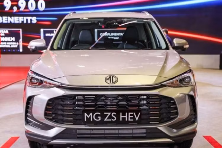 Tiếp đến là hệ thống đèn pha mới tích hợp dải đèn LED định vị ban ngày, nhìn thiết kế khá đơn giản nhưng vẫn hiện đại. Cản trước cũng được thiết kế lại để trở nên thể thao hơn với 2 khe gió hình chữ L đặt dọc.