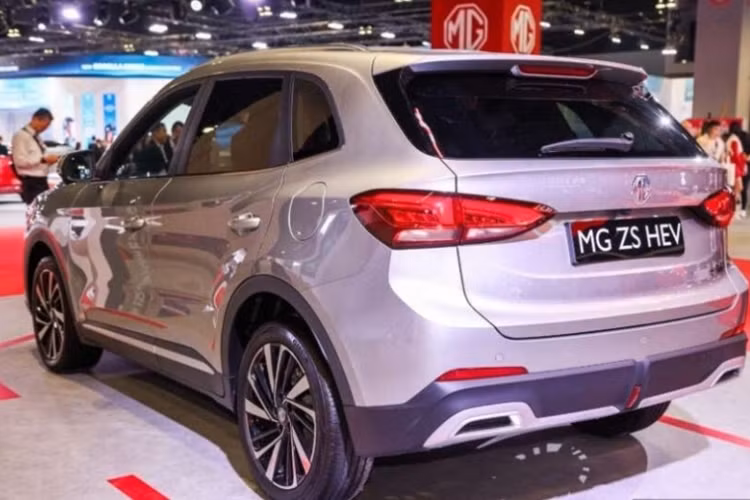 Tùy theo phiên bản, MG ZS 2025 sẽ được trang bị vành hợp kim 17 inch hoặc 18 inch. Đuôi xe sắc sảo và hiện đại với đèn hậu LED ôm lấy hai góc đuôi xe. Cửa hậu được thiết kế lại, cản trước thể thao hơn với ốp màu bạc bao quanh 2 đầu ống xả giả và đèn nhỏ ở giữa.