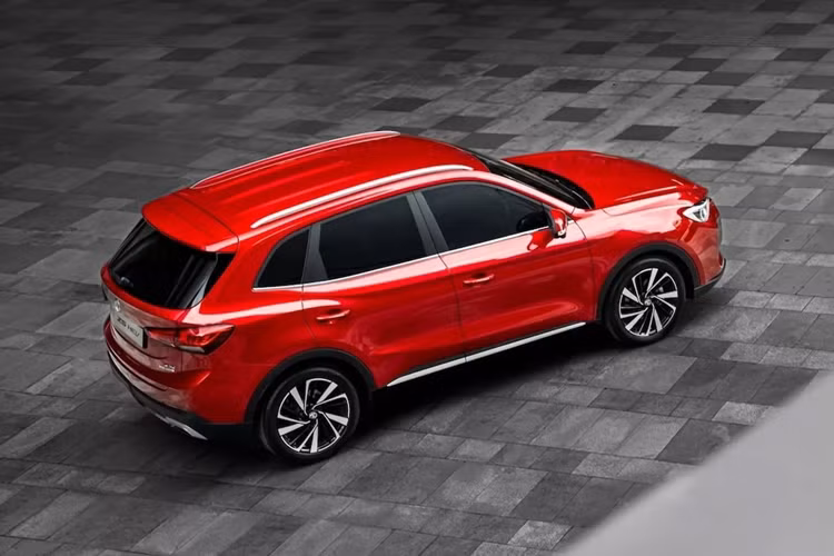 Ngoài ra, xe còn có: tính năng phát hiện điểm mù, cảnh báo va chạm phía trước, cảnh báo phương tiện cắt ngang phía sau và hỗ trợ lái xe khi tắc đường... Hiện mức giá xe MG ZS hybrid chưa công bố chính thức.