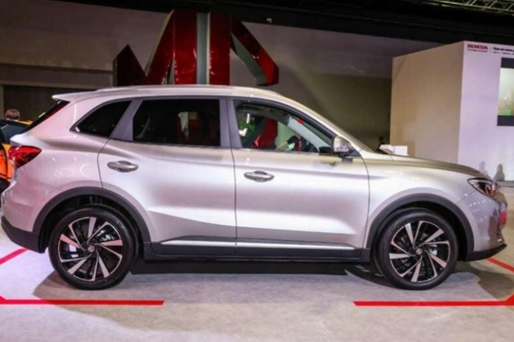 Nhìn ngang hông xe, mẫu xe crossover MG ZS HEV 2025 có đường gân dập nổi mạnh mẽ kéo dài từ vòm bánh trước tới đuôi xe, làm nổi bật phong cách năng động và thể thao cho xe. Kiểu dáng của MG ZS 2025 có phần vuông vức hơn, giúp tăng tầm nhìn cho người lái và cung cấp không gian bên trong rộng rãi hơn.