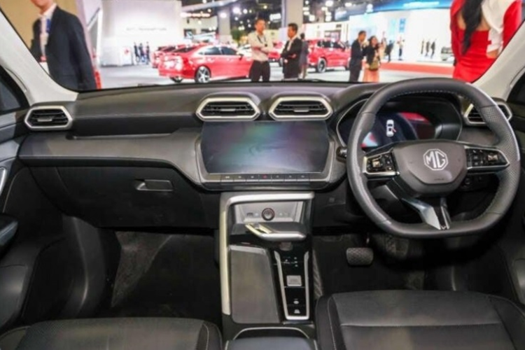 Về nội thất, MG ZS Hybrid sở hữu khoang cabin hiện đại với các tiện ích như: cụm đồng hồ kỹ thuật số 7 inch; hệ thống thông tin giải trí 12,3 inch với định vị GPS, kết nối Android Auto và Apple CarPlay; hệ thống điều hòa tự động, sạc không dây, camera 360 độ, dàn âm thanh 6 loa và ghế bọc vải màu đen.