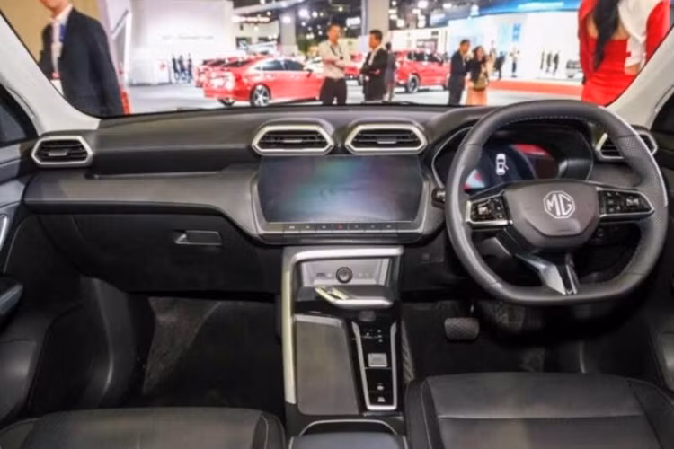 Về nội thất, MG ZS Hybrid sở hữu khoang cabin hiện đại với các tiện ích như: cụm đồng hồ kỹ thuật số 7 inch; hệ thống thông tin giải trí 12,3 inch với định vị GPS, kết nối Android Auto và Apple CarPlay; hệ thống điều hòa tự động, sạc không dây, camera 360 độ, dàn âm thanh 6 loa và ghế bọc vải màu đen.