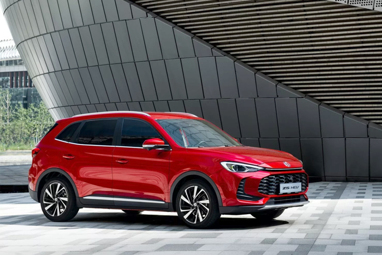 Về trang bị an toàn, MG ZS hybrid sở hữu hệ thống hỗ trợ người lái MG Pilot với các tính năng như: kiểm soát hành trình thích ứng, hỗ trợ giữ làn đường, cảnh báo chệch làn đường và phanh khẩn cấp chủ động với tính năng phát hiện người đi bộ và người đi xe đạp.