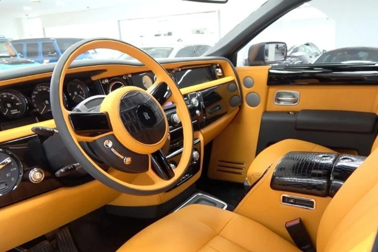 Khi nhìn trực diện đầu xe có thể thấy hệ thống đèn trước được thay kính ngoài thành màu vàng, còn lại các chi tiết gần như vẫn là của Rolls-Royce Phantom tiêu chuẩn. Ở bên hông, các vòm bánh xe được mở rộng tối đa để có thể lắp bộ mâm siêu khủng, có kích thước lên tới 22 inch.