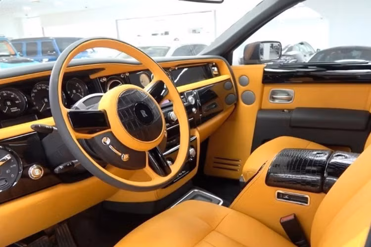 Khi nhìn trực diện đầu xe có thể thấy hệ thống đèn trước được thay kính ngoài thành màu vàng, còn lại các chi tiết gần như vẫn là của Rolls-Royce Phantom tiêu chuẩn. Ở bên hông, các vòm bánh xe được mở rộng tối đa để có thể lắp bộ mâm siêu khủng, có kích thước lên tới 22 inch.