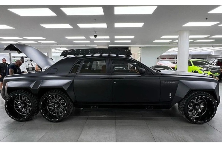 Theo đó, chiếc xe Rolls-Royce Phantom 6 bánh độc nhất này đã được độ thêm phần đuôi kéo dài nằm trên trục thứ 3 để tạo thành kết cấu 6 bánh. Việc gia cố này giúp kích thước xe được tăng đáng kể, chiều dài lên mức 6,3 m còn chiều rộng tăng 2,3 m. Ngoại thất xe được trang bị thêm nhiều phụ kiện trông rất hầm hố.