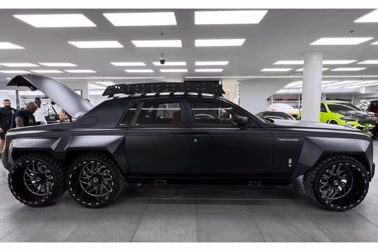 Theo đó, chiếc xe Rolls-Royce Phantom 6 bánh độc nhất này đã được độ thêm phần đuôi kéo dài nằm trên trục thứ 3 để tạo thành kết cấu 6 bánh. Việc gia cố này giúp kích thước xe được tăng đáng kể, chiều dài lên mức 6,3 m còn chiều rộng tăng 2,3 m. Ngoại thất xe được trang bị thêm nhiều phụ kiện trông rất hầm hố.