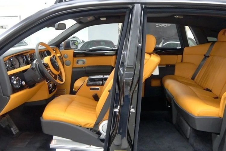 Di chuyển ra phía sau, chiếc Rolls-Royce Phantom 6 bánh này có phần đuôi khá thô do vòm bánh xe mở rộng. Xe có cản va sau và một thanh chống va đập mới, trong khi ống xả được đặt giữa. Ngoài ra, chiếc xe siêu sang Rolls-Royce Phantom độ 6x6 đầu tiên trên thế giới còn sở hữu baga mui khủng và dàn đèn LED trợ sáng.