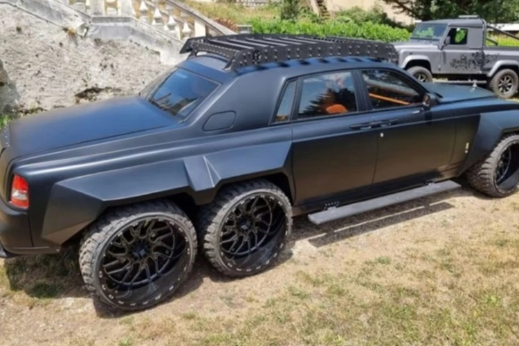 Về nội thất, chiếc Rolls-Royce Phantom 6x6 được làm mới một số chi tiết ở phần da với các chất liệu như da cá sấu và da rắn để bọc lại cho toàn bộ nội thất của xe trông như mới, các chi tiết còn lại đều được giữ nguyên.