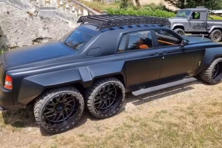 Về nội thất, chiếc Rolls-Royce Phantom 6x6 được làm mới một số chi tiết ở phần da với các chất liệu như da cá sấu và da rắn để bọc lại cho toàn bộ nội thất của xe trông như mới, các chi tiết còn lại đều được giữ nguyên.