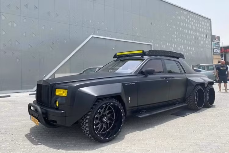 Cung cấp sức mạnh cho chiếc Rolls-Royce Phantom độ 6 bánh độc nhất thế giới này là động cơ V12 6.7L nguyên bản sản sinh ra công suất 453 mã lực, mô-men xoắn 720 Nm.